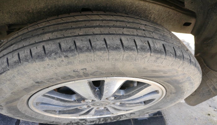 2015 Toyota Innova 2.5 ZX 7 STR, Diesel, Manual, 1,53,350 km, tyre