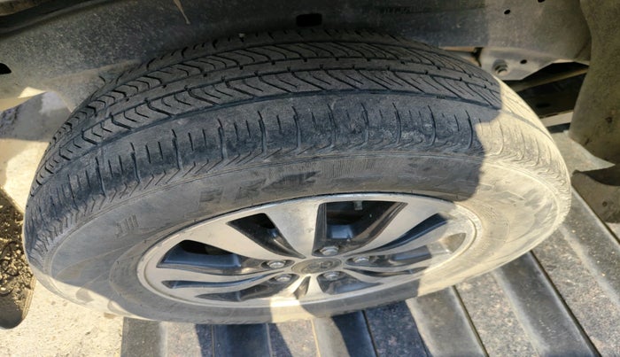 2015 Toyota Innova 2.5 ZX 7 STR, Diesel, Manual, 1,53,350 km, tyre