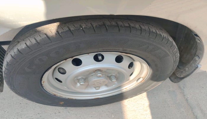 2014 Hyundai Eon ERA +, Petrol, Manual, 48,239 km, tyre