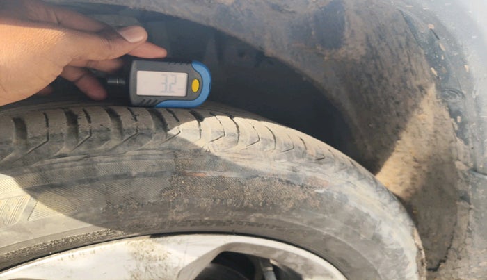 2017 Jeep Compass LONGITUDE (O) 2.0 DIESEL, Diesel, Manual, 1,42,000 km, tyre