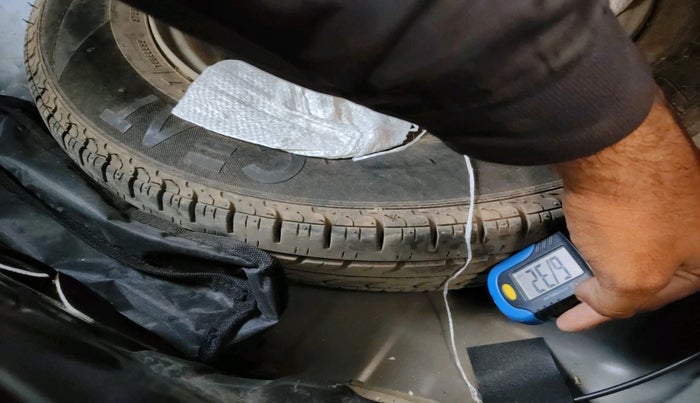 2016 Renault Kwid RXT 1.0 AMT, Petrol, Automatic, 20,432 km, tyre