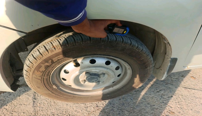 2013 Maruti Wagon R 1.0 LXI, CNG, Manual, 2,14,104 km, tyre