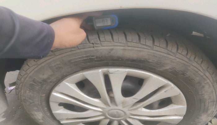 2011 Toyota Innova G1 2.5, Diesel, Manual, 2,21,977 km, tyre