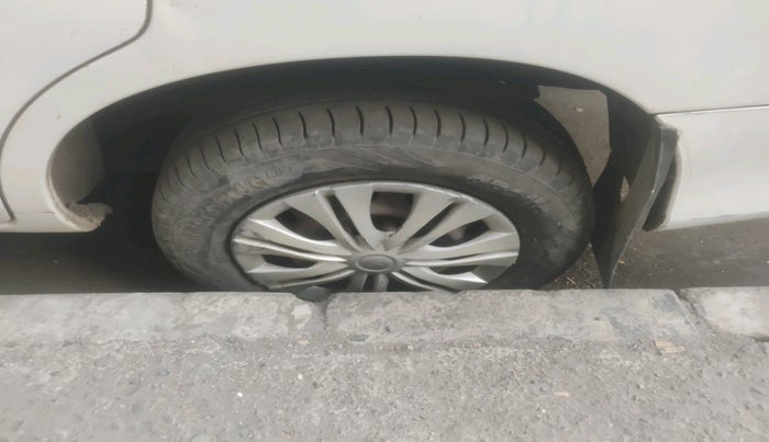 2011 Toyota Innova G1 2.5, Diesel, Manual, 2,21,977 km, tyre