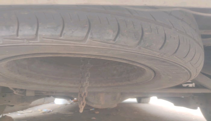 2011 Toyota Innova G1 2.5, Diesel, Manual, 2,21,977 km, tyre