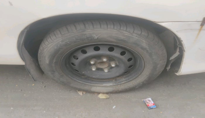 2011 Toyota Innova G1 2.5, Diesel, Manual, 2,21,977 km, tyre