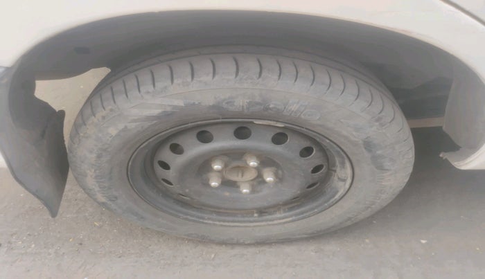 2011 Toyota Innova G1 2.5, Diesel, Manual, 2,21,977 km, tyre