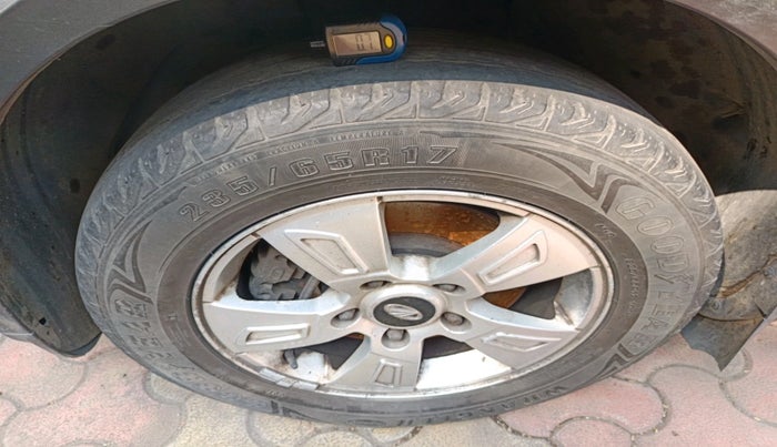 2014 Mahindra XUV500 W8, Diesel, Manual, 1,40,565 km, tyre