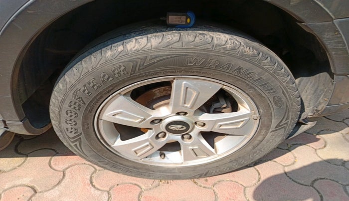 2014 Mahindra XUV500 W8, Diesel, Manual, 1,40,565 km, tyre