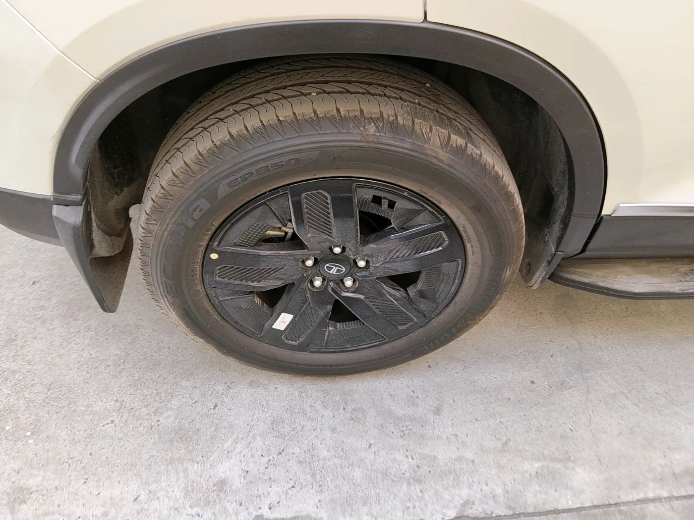 2024 Tata Harrier FEARLESS PLUS DUAL TONE AT, Diesel, Automatic, 8,583 km, tyre