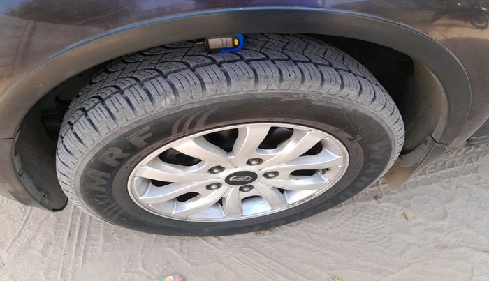 2017 Mahindra XUV500 W10, Diesel, Manual, 1,34,341 km, tyre