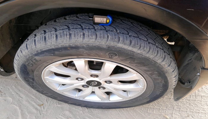 2017 Mahindra XUV500 W10, Diesel, Manual, 1,34,341 km, tyre