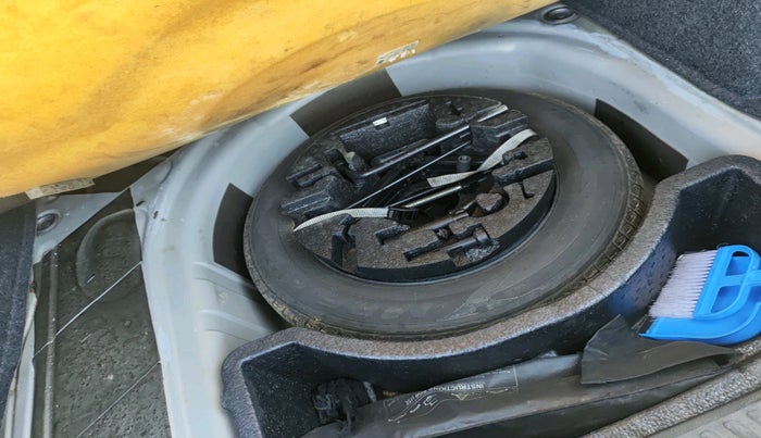 2016 Volkswagen Vento HIGHLINE 1.5 AT, Diesel, Automatic, 1,22,224 km, tyre