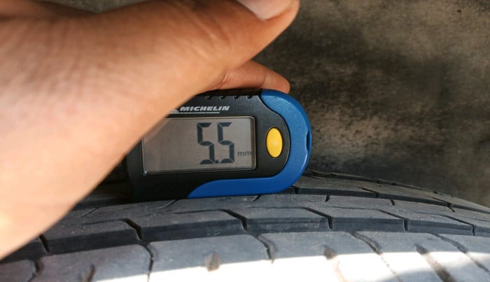 2011 Toyota Corolla Altis G PETROL, CNG, Manual, 1,12,962 km, tyre