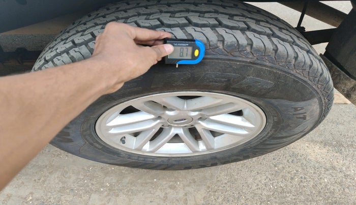 2011 Ford Endeavour 2.5L 4X2 MT, Diesel, Manual, 1,23,971 km, tyre