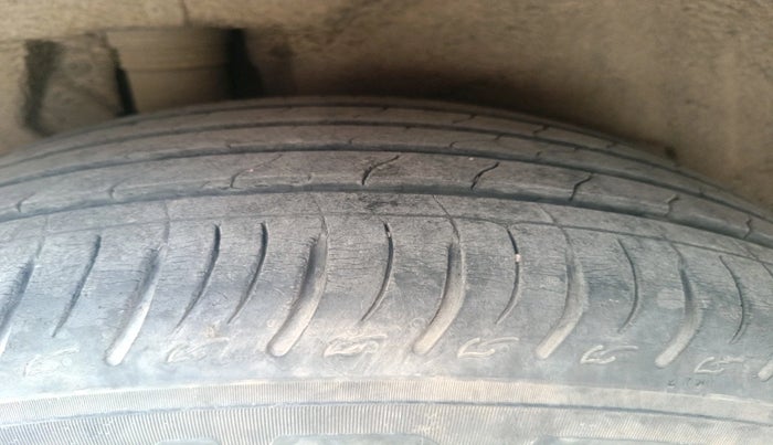 2022 Mahindra XUV700 AX 7 LUXURY D AT 7 STR, Diesel, Automatic, 39,226 km, tyre