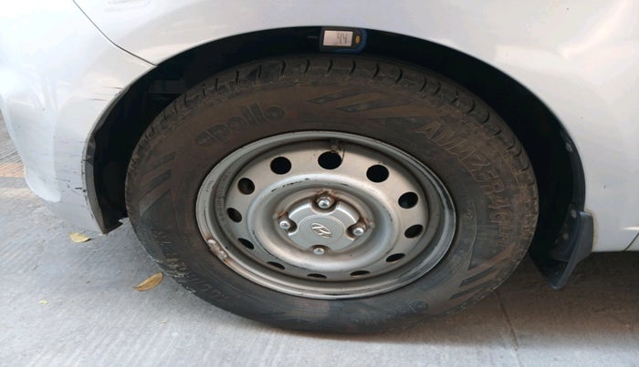 2013 Hyundai i10 MAGNA 1.1, Petrol, Manual, 1,06,056 km, tyre