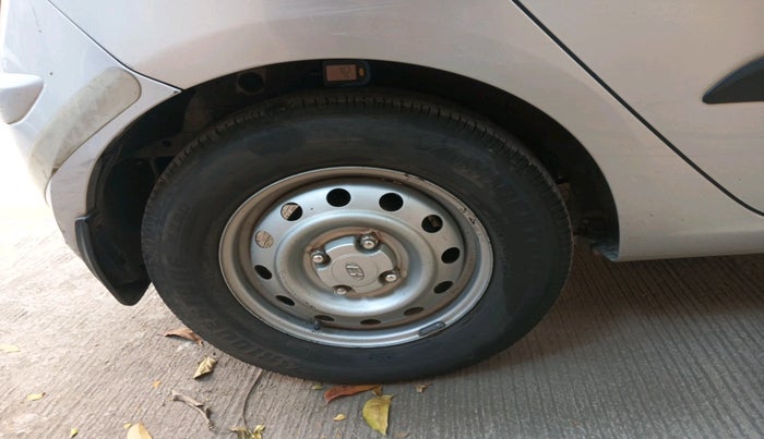 2013 Hyundai i10 MAGNA 1.1, Petrol, Manual, 1,06,056 km, tyre