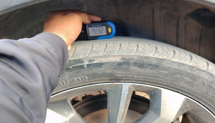 2020 Mahindra XUV300 W8 (O) 1.2 PETROL, Petrol, Manual, 96,634 km, tyre