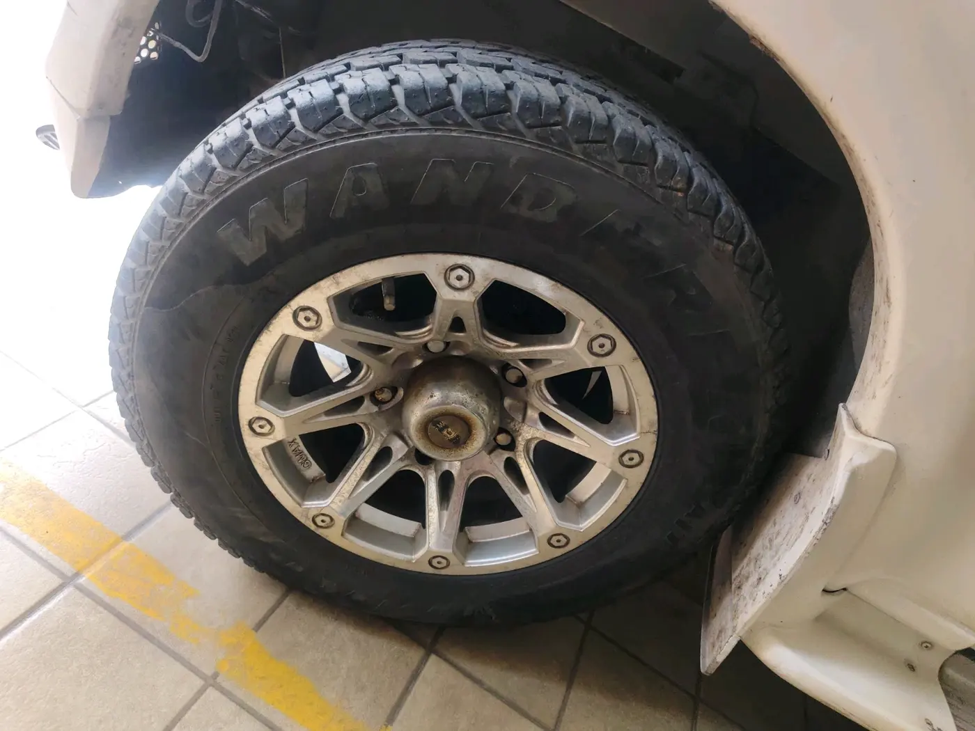 2011 Mahindra Scorpio SLE, Diesel, Manual, 1,73,592 km, tyre