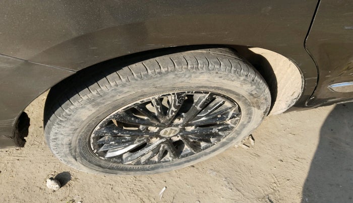 2018 Maruti Ertiga VXI SHVS, Petrol, Manual, 36,104 km, tyre