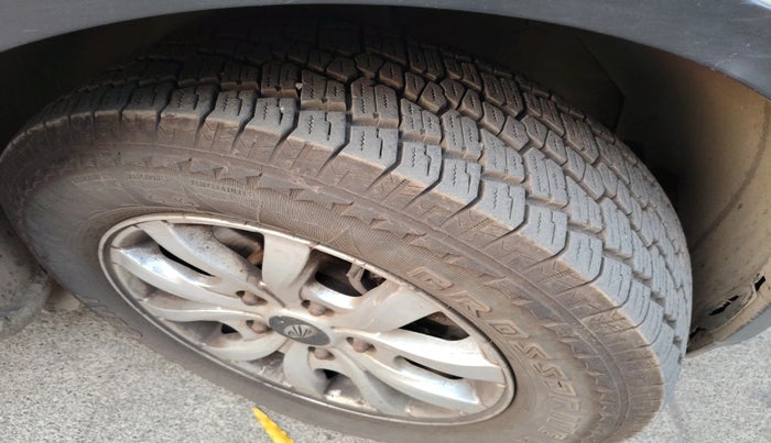 2016 Mahindra XUV500 W10, Diesel, Manual, 73,214 km, tyre