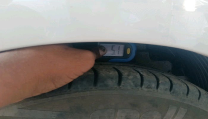 2017 Hyundai Eon ERA +, CNG, Manual, 97,099 km, tyre