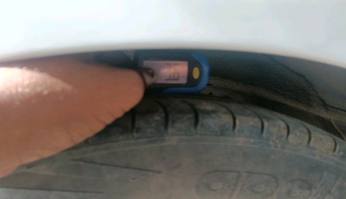 2017 Hyundai Eon ERA +, CNG, Manual, 97,099 km, tyre