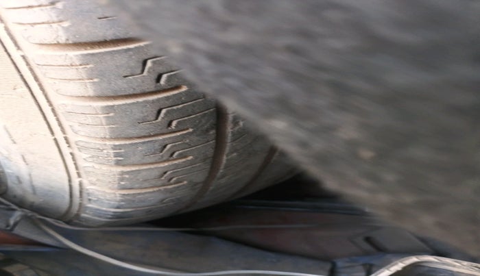 2018 Maruti Swift LXI, CNG, Manual, 1,25,083 km, tyre