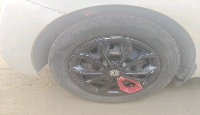 2014 Hyundai Eon MAGNA +, Petrol, Manual, 1,02,696 km, tyre