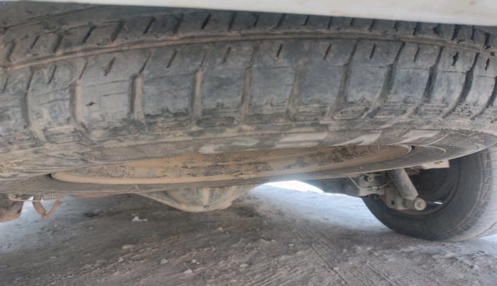 2014 Toyota Innova 2.5 GX 8 STR, Diesel, Manual, 1,84,510 km, tyre