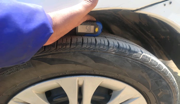 2014 Toyota Innova 2.5 GX 8 STR, Diesel, Manual, 1,84,510 km, tyre