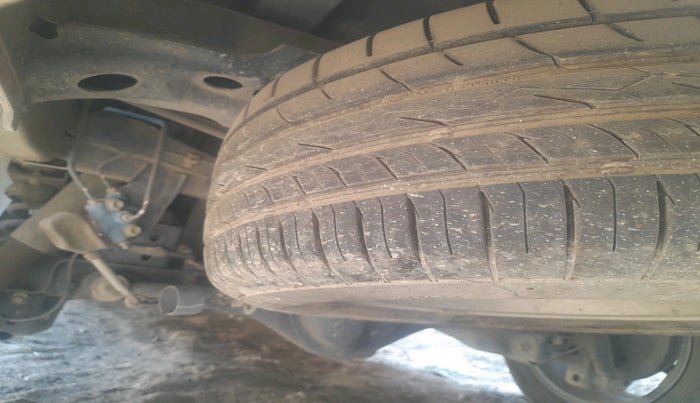 2013 Toyota Innova 2.5 VX 7 STR, Diesel, Manual, 1,56,807 km, tyre