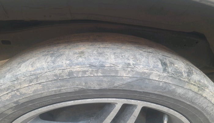 2013 Toyota Innova 2.5 VX 7 STR, Diesel, Manual, 1,56,807 km, tyre