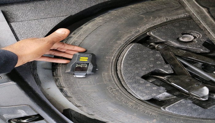 2020 Landrover Range Rover Evoque 2.0 DIESEL S, Diesel, Automatic, 1,59,922 km, tyre