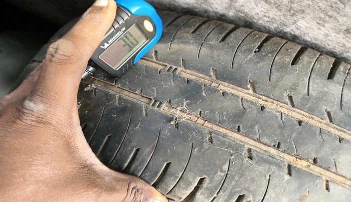 2017 Mahindra Kuv100 K6 PLUS 6 STR, Petrol, Manual, 1,01,081 km, tyre