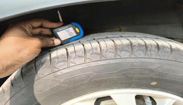 2017 Mahindra Kuv100 K6 PLUS 6 STR, Petrol, Manual, 1,01,081 km, tyre