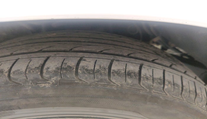 2012 Toyota Innova VX 2.5 8 STR, Diesel, Manual, 3,02,750 km, tyre