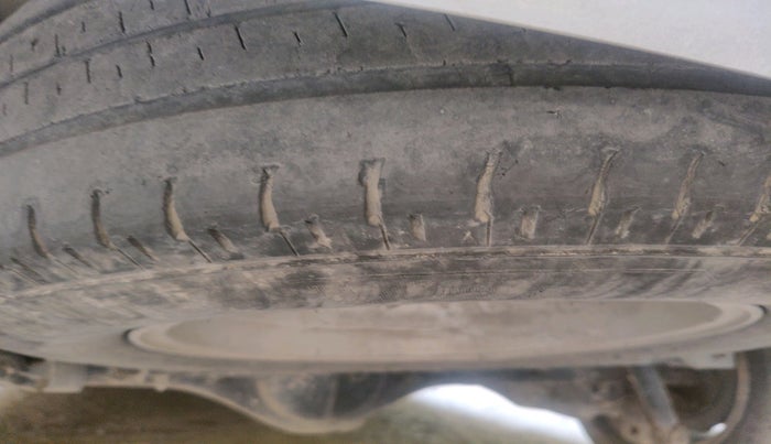 2012 Toyota Innova VX 2.5 8 STR, Diesel, Manual, 3,02,750 km, tyre