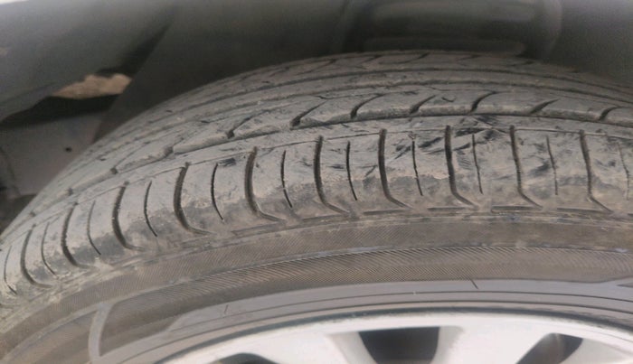 2012 Toyota Innova VX 2.5 8 STR, Diesel, Manual, 3,02,750 km, tyre