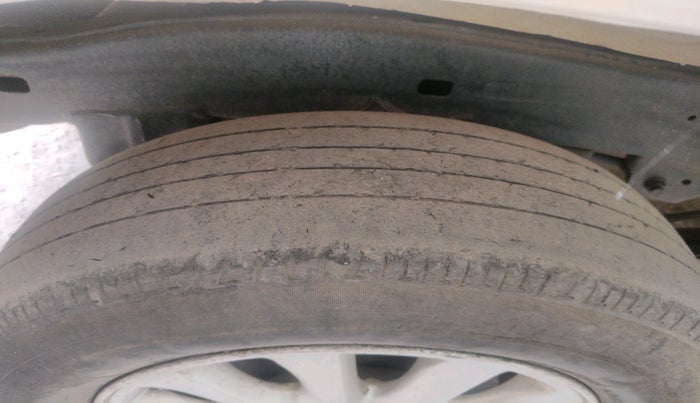 2012 Toyota Innova VX 2.5 8 STR, Diesel, Manual, 3,02,750 km, tyre