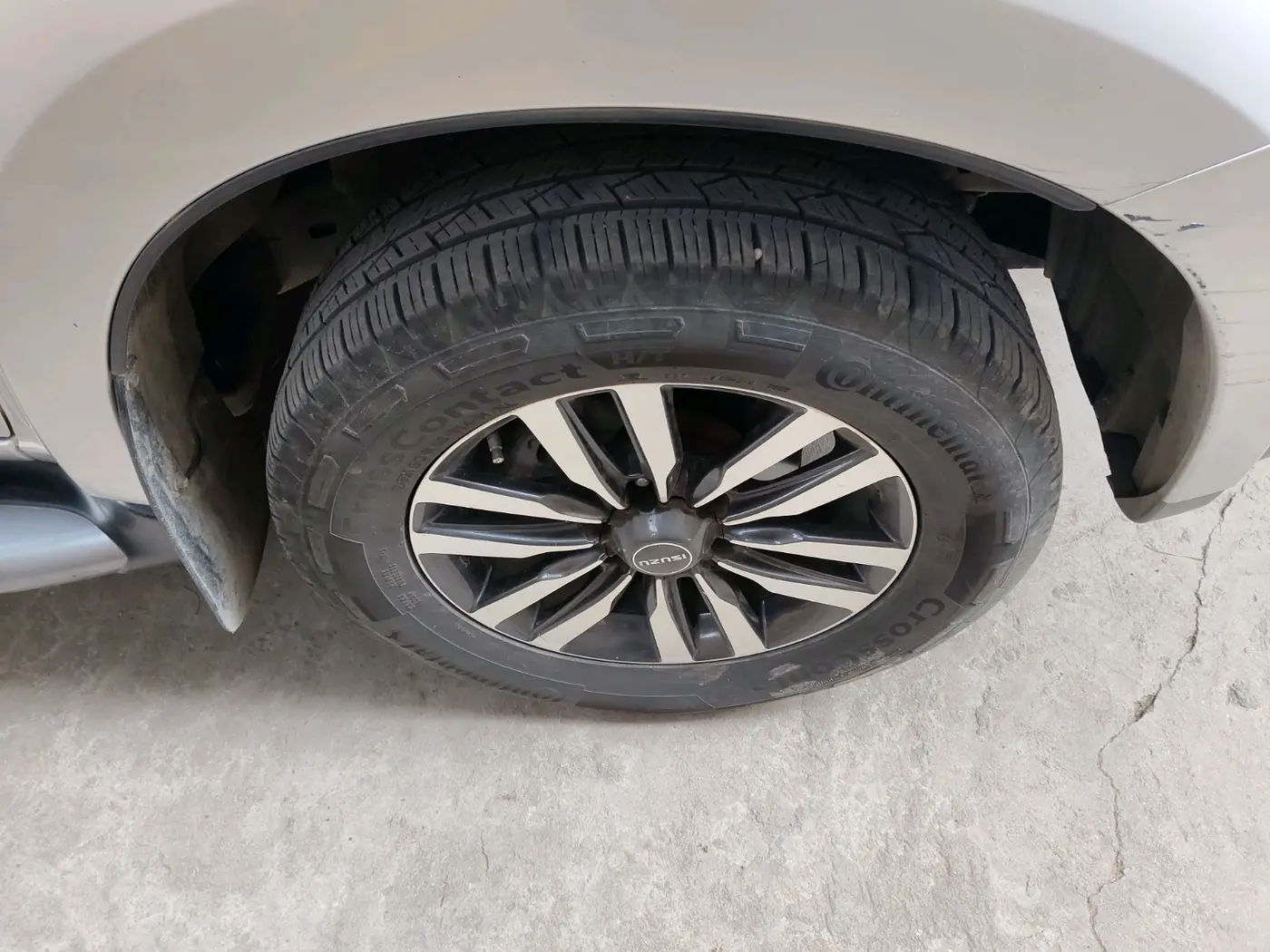 2018 ISUZU MU-X 4x2 AT, Diesel, Automatic, 2,78,837 km, tyre