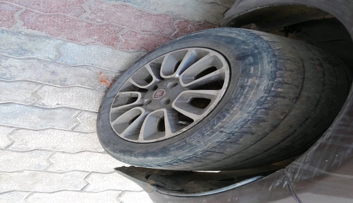 2016 Fiat Punto EVO EMOTION 1.3 MULTIJET 90 HP, Diesel, Manual, 1,33,914 km, tyre