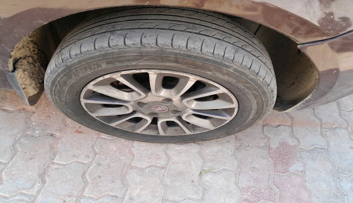 2016 Fiat Punto EVO EMOTION 1.3 MULTIJET 90 HP, Diesel, Manual, 1,33,914 km, tyre