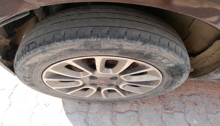 2016 Fiat Punto EVO EMOTION 1.3 MULTIJET 90 HP, Diesel, Manual, 1,33,914 km, tyre