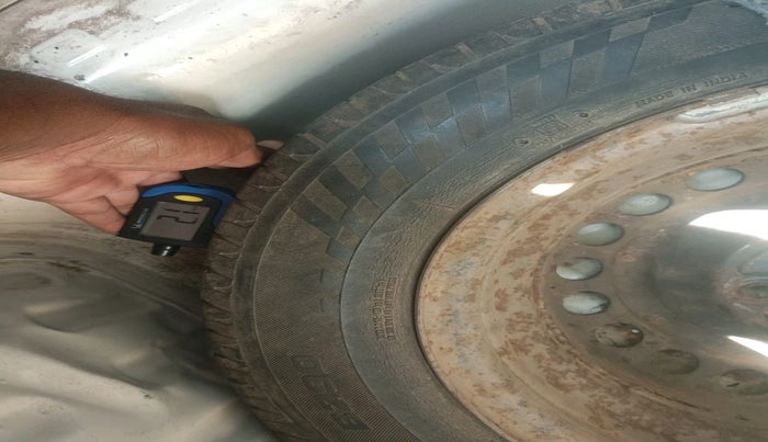 2013 Honda Brio S MT, Petrol, Manual, 1,42,673 km, tyre