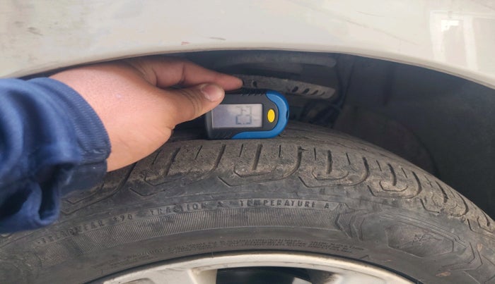 2011 Volkswagen Polo COMFORTLINE 1.2L PETROL, Petrol, Manual, 1,21,775 km, tyre