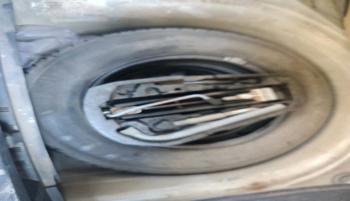 2011 Volkswagen Polo COMFORTLINE 1.2L PETROL, Petrol, Manual, 1,21,775 km, tyre