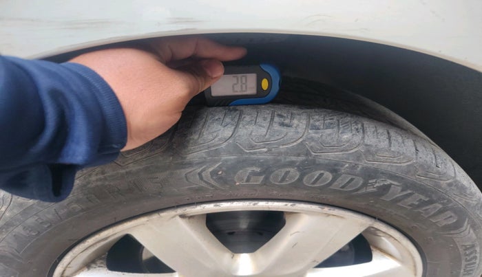 2011 Volkswagen Polo COMFORTLINE 1.2L PETROL, Petrol, Manual, 1,21,775 km, tyre