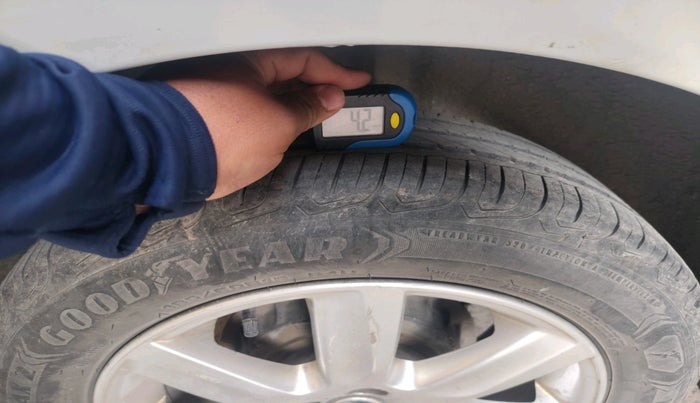 2011 Volkswagen Polo COMFORTLINE 1.2L PETROL, Petrol, Manual, 1,21,775 km, tyre